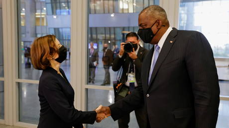 Французский министр заявил лидерам альянса, что усиление европейской оборонной стратегии также укрепит НАТО - RT World News