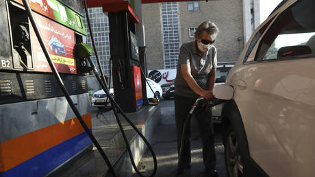 Глава гражданской обороны Ирана заявил, что США и Израиль стоят за кибератакой, в результате которой на этой неделе были разрушены тысячи заправочных станций - RT World News