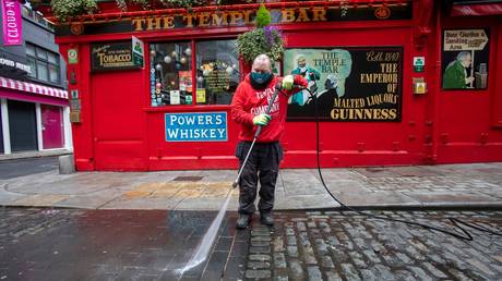 Ирландия представила новые правила социального дистанцирования для заведений, вновь открывающихся после коронавируса - RT World News