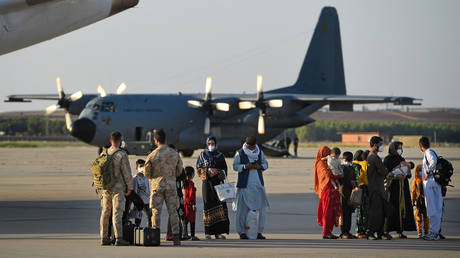 Испания эвакуирует еще 160 афганцев в рамках миссии по репатриации, поскольку она направлена ​​на спасение `` всех бывших сотрудников, которым грозит опасность '' - RT World News