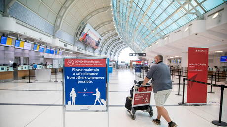 Канада отказалась от рекомендаций по Covid, предупреждающих граждан о том, чтобы они не выезжали за границу, но продолжает требовать от путешественников двойных уколов - RT World News