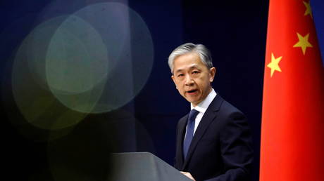 Китай предостерегает США от деления земного шара и распространения своей собственной формы правления на Саммите демократий - RT World News