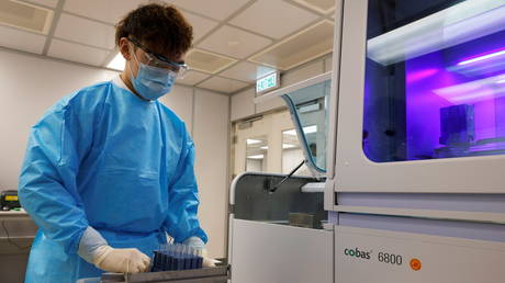 Китай высмеивает новый отчет, в котором утверждается, что вспышка коронавируса в Ухане началась раньше, чем сообщалось - RT World News