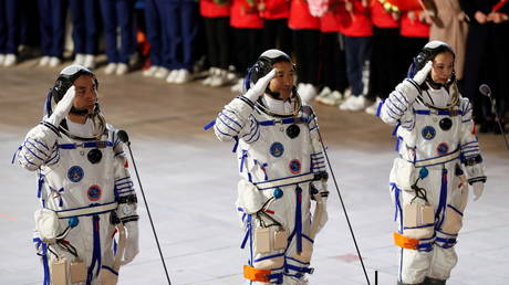 Китайский корабль Шэньчжоу-13 успешно стыкуется с космической станцией Тяньгун, и 3 астронавта вошли в основной модуль - RT World News