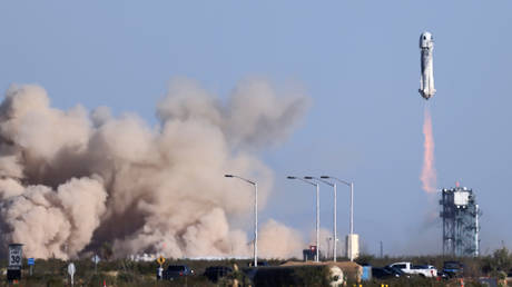 Легенда Star Trek Уильям Шатнер вернулся на Землю, став старейшим человеком, побывавшим в космосе - RT USA News