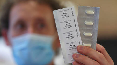 Merck взимает с правительства США "возмутительные" 700 долларов за 17 долларов за таблетки от вируса Covid. Представитель MSF сообщил RT, что миру нужны дешевые дженерики - RT World News