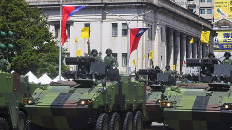 Министр обороны заявил, что Тайвань `` встретит врага в полную силу '', но не начнет войну на фоне обострения напряженности в отношениях с Пекином.