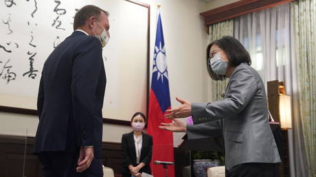 Пекин предупреждает, что "провокационные действия" Австралии на Тайване могут стать "катастрофой" для двусторонних отношений после того, как бывший премьер-министр посетил остров