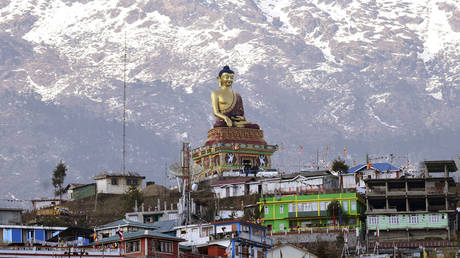 Пекин призывает Дели прекратить «делать то, что подрывает взаимное доверие и отношения» после визита вице-президента Индии в спорный регион - RT World News