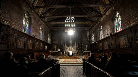 По оценкам расследования, с 1950 года во Французской католической церкви насчитывалось до 3200 священников-педофилов - RT World News