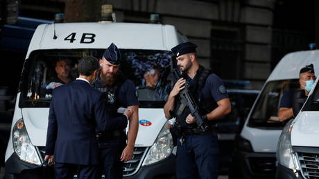 Подозреваемый, задержанный после обезглавливания дедушки, «много лет находился под психиатрическим наблюдением», - говорит французский прокурор - RT World News