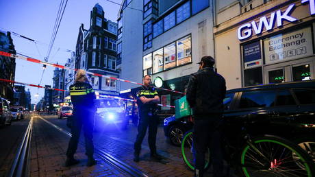 Предполагаемые убийцы голландского криминального репортера де Вриса предстали перед судом за его жестокое убийство среди бела дня - RT World News