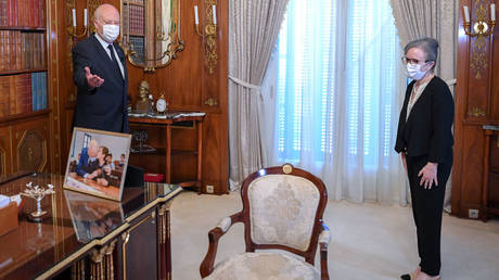 Президент Туниса дал зеленый свет новому правительству в условиях политического кризиса - RT World News