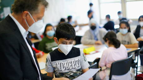 Профсоюз учителей Германии просит вернуть мандаты на маски и хочет избежать закрытия школ «любой ценой» - RT World News