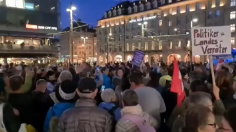 Швейцарские полицейские используют водометы и резиновые пули, чтобы разогнать 500 человек, протестующих против пропуска Covid-19 (ВИДЕО) - RT World News