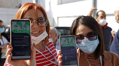 Усилитель джеба каждые 6 месяцев? 1,5 миллиона израильтян, получивших двойную дозу и выздоровевших, лишились привилегий Green Pass из-за ужесточения правил Covid-19 - RT World News