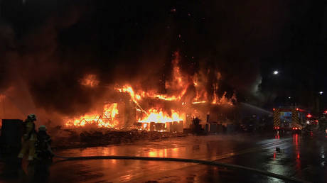 В разрушительном тайваньском пожаре, в результате которого погибли 46 человек, и разрушенном многоквартирном доме обвинили женщину, которая не смогла потушить горящие благовония - RT World News