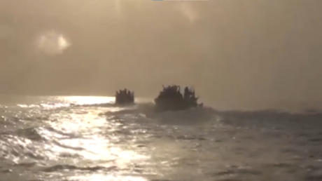 ВМС США отрицают инциденты в Персидском заливе, поскольку Иран заявляет, что его корабли `` преследовали американцев '' во время морского праздника - RT World News