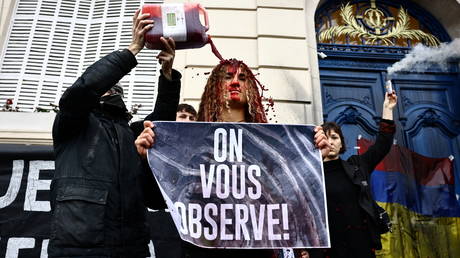 Активисты XR оскорбляют дипломатические миссии Колумбии (ВИДЕО) - RT World News