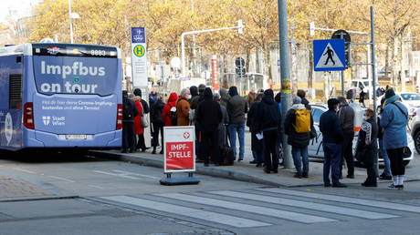 Австрия может заблокировать вакцинированных - RT World News