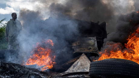 Беспорядки и грабежи из-за правила обязательной вакцинации - RT World News