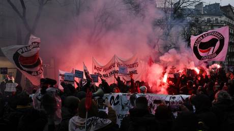 Бунтовщики `` Антифа '' напали на полицейских на марше против `` государственного насилия '' (ВИДЕО) - RT World News