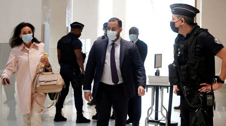 Бывший помощник Макрона по безопасности приговорен к 3 годам лишения свободы за нападения на протестующих - RT World News