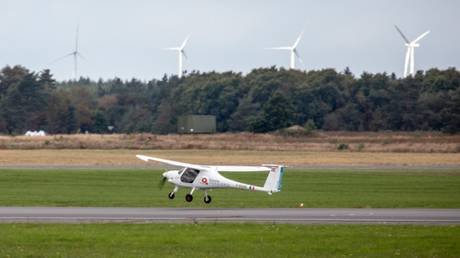 Датские военные первыми в мире начали пилотировать электрические самолеты (ВИДЕО) - RT World News