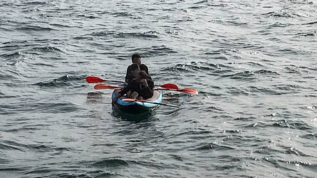 Decathlon ограничивает продажу каноэ из-за мигрантов - RT World News