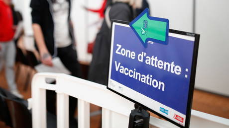 Французы старше 65 лет теперь нуждаются в БУСТЕРАХ, чтобы сохранить Covid Pass - RT World News