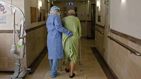 Израиль находится на грани чрезвычайной ситуации из-за варианта Covid B.1.1.529 - премьер-министр - RT World News