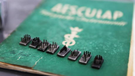 Израильский суд заморозил аукцион набора татуировок, который якобы использовался нацистами для клеймения заключенных лагеря смерти Освенцим - RT World News