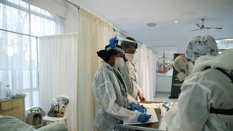 Южноафриканский врач, обнаруживший омикрон, описывает симптомы - RT World News