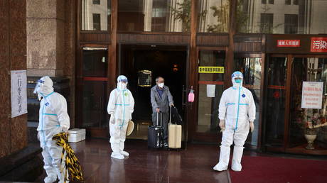 Крупнейшая вспышка Covid Delta поразила университетский город в Китае - RT World News