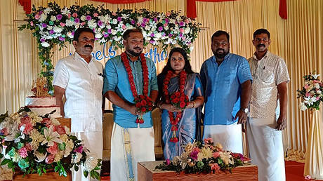 Маркс и Ленин собираются на свадьбу в Индии - RT World News