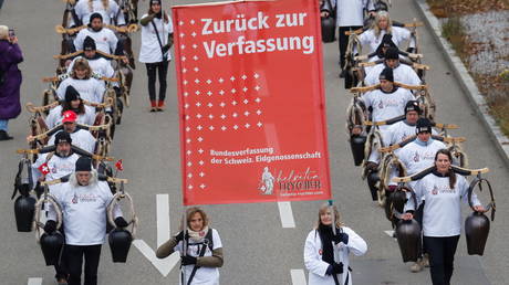 Марш против коронавируса, освещенный факелами, проходит - RT World News