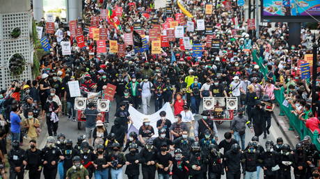 Массовые толпы протестующих требуют прекращения `` абсолютной монархии '' (ВИДЕО) - RT World News