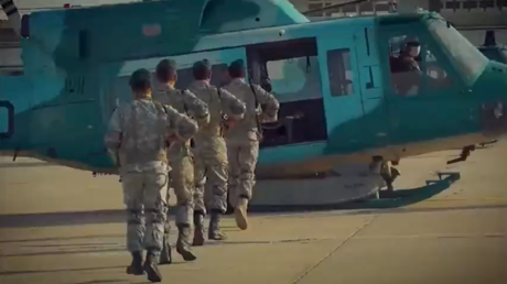 Молодые солдаты Ирана демонстрируют местную технику на боевых учениях (ВИДЕО) - RT World News