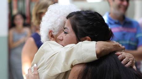 Немцы клянутся ОБНЯТИЯМИ и рукопожатиями даже после окончания пандемии - опрос - RT World News