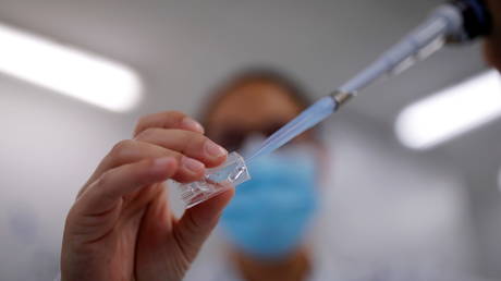 Обнаружен новый штамм Covid-19 с измененным белком спайков - новости - RT World News