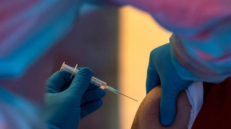 Официальный представитель ВОЗ: время подумать об обязательных уколах в Европе - RT World News