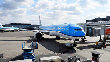 Пассажиры застряли в самолете из ЮАР из-за распространения паники по поводу коронавируса - RT World News