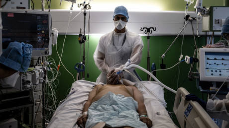 Первый подтвержденный случай и еще десятки подозреваемых - RT World News