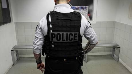 Полицейский, на которого напали, должен поблагодарить своей жилеткой - RT World News