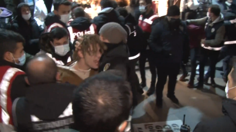 Полиция подавила массовые протесты, вызванные резким падением валюты - RT World News