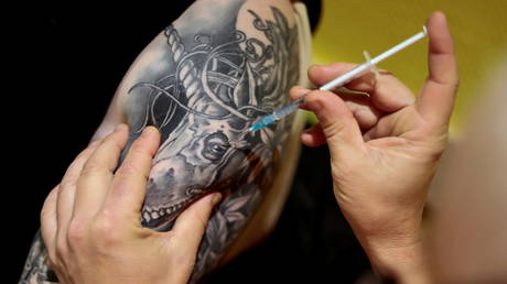 Полиция помешала вакцинации самодельным уколом - RT World News