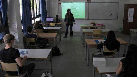 Правительство заказывает маски и пропуска Covid для детей, чтобы `` спасти Рождество '' - RT World News