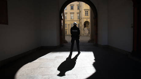 Предстоит первый в истории общенациональный карантин для непривитых - RT World News