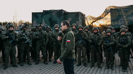 Премьер-министр Польши требует, чтобы НАТО помогло разрешить пограничный кризис в Беларуси - RT World News