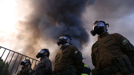 Школы закрываются из-за того, что облако токсичного дыма кружится над Сантьяго (ВИДЕО) - RT World News